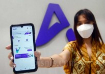Karyawati menggunakan aplikasi mobile Bank Aladin di Jakarta, Rabu (26/1/2022). Bisnis/Himawan L Nugraha