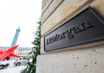 Papan nama JPMorgan Chase &amp; Co. di Paris, Prancis/ Bloomberg - Nathan Laine