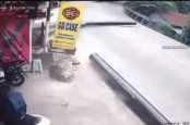 Mirip Final Destination, Pipa Besi Berjatuhan dari Truk Hantam Jalanan