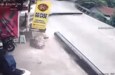 Mirip Final Destination, Pipa Besi Berjatuhan dari Truk Hantam Jalanan
