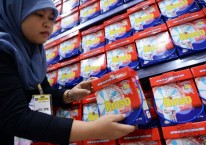 Seorang karyawan Hypermart di Karawaci, Banten menata detergen laundry Rinso milik Unilever./Bloomberg-Dimas Ardian