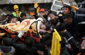 Foto-Foto Proses Evakuasi Korban Gempa Bumi di Turki