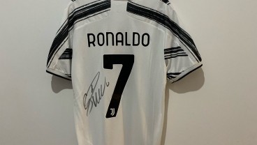 Bantu Korban Gempa Turki, Lelang Jersey Cristiano Ronaldo Ditawar Rp1,4 M