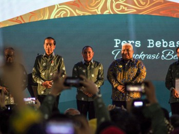 Jokowi Minta Johnny G Plate dan Dewan Pers Kebut Draf Perpres Media Sustainability