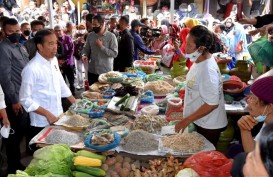Kunjungi Pasar Bakti Medan, Jokowi Cek Harga Bahan Pokok dan Bagikan BLT