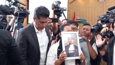 Hadiri Sidang Vonis Sambo, Mata Ibu Yosua Berkaca-kaca Sambil Peluk Foto Anaknya