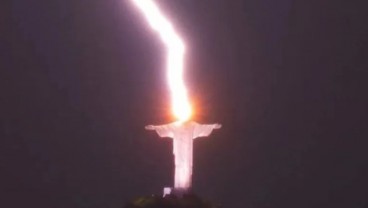 Patung Yesus di Rio de Janeiro Tersambar Petir, Keluarkan Cahaya dan Pecah