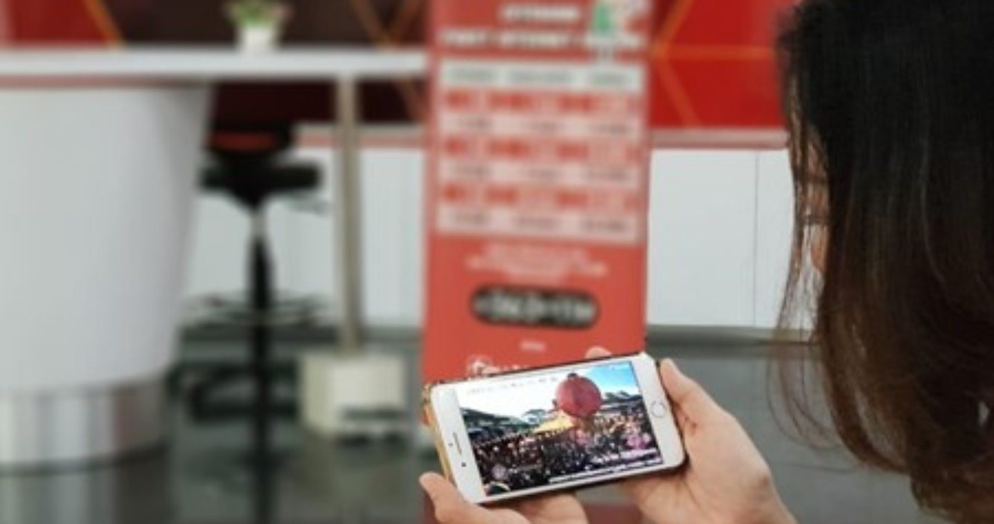 Pengguna Telkomsel menyaksikan perayaan Cap Go Meh di Singkawang menggunakan aplikasi Maxstream/Telkomsel. Gelontoran Dana Para Taipan untuk Bisnis Video on Demand