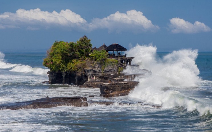 Wisata Tabanan di Provinsi Bali. Pemerintah daerah setempat mengharapkan industri pariwisata di Bali mendapat kekhasan dalam rancangan undang-undang (RUU) yang mengatur Provinsi Bali. - Pemprov Bali