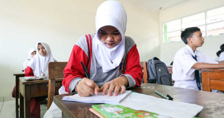 Siswi melakukan proses belajar di Sekolah Menengah Pertama (SMP) Muhammadiyah 14 Jakarta, Senin (16/1/2023). Bisnis/Suselo Jati