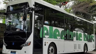 Moeldoko Resmikan Penggunaan Bus Listrik di Kawasan Industri Cilegon