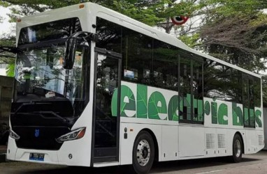Moeldoko Resmikan Penggunaan Bus Listrik di Kawasan Industri Cilegon