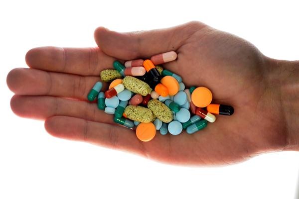 Ilustrasi obat-obatan tablet dan kapsul./REUTERS-Srdjan Zivulovic