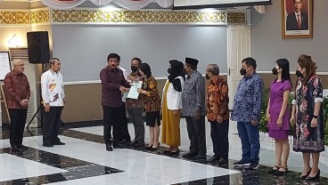 Kunker ke Provinsi Riau, Menteri ATR/BPN Serahkan Sertifikat Tanah