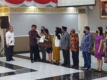 Kunker ke Provinsi Riau, Menteri ATR/BPN Serahkan Sertifikat Tanah