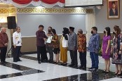 Kunker ke Provinsi Riau, Menteri ATR/BPN Serahkan Sertifikat Tanah
