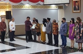 Kunker ke Provinsi Riau, Menteri ATR/BPN Serahkan Sertifikat Tanah