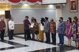 Kunker ke Provinsi Riau, Menteri ATR/BPN Serahkan…