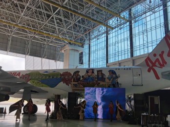 AirAsia Bikin Livery Pesawat Corak Danau Toba dan Penenun Ulos