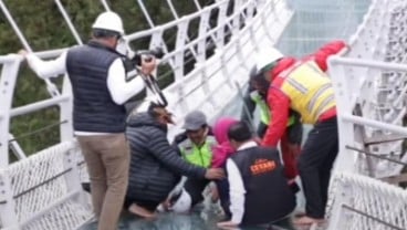 Gubernur Jatim Jatuh di Jembatan Kaca Bromo, Keamanan Wisata Dipertanyakan