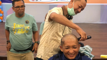 Aksi Nekat Wali Kota Padang Gunduli Kepala pada Peringatan Hari Kanker Anak Internasional