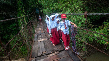 Siswa di Lebak Nekat Lewati Jembatan Gantung Yang Rusak Saat Berangkat Sekolah