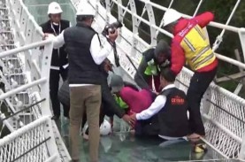 Duh! Kabar Gubernur Jatim Jatuh di Jembatan Kaca Bromo…