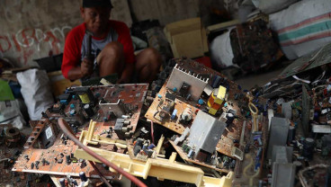 Warga di Yogyakarta Mencari Harta Karun Dari Limbah Elektronik