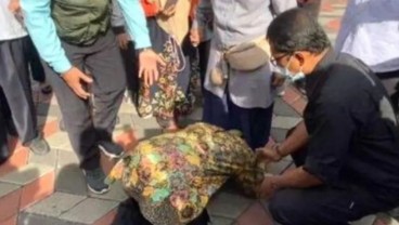 Ingkar soal Lahan Hibah, Mensos Risma Sujud di Kaki Guru Tunanetra