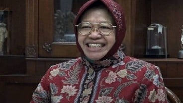 Kerap Dilakukan, Ini Sederet Aksi Sujud Mensos Risma di Depan Publik