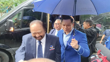 Kunjungi Markas Demokrat saat Hujan, AHY Payungi Surya Paloh