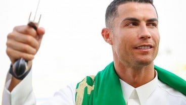 Gagah! Cristiano Ronaldo Tampil dengan Gamis dan Pedang di Hari Pendirian Arab Saudi