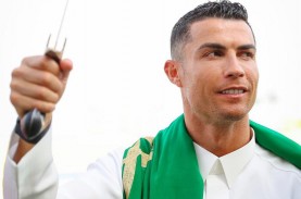 Gagah! Cristiano Ronaldo Tampil dengan Gamis dan Pedang…