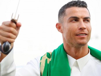 Gagah! Cristiano Ronaldo Tampil dengan Gamis dan Pedang di Hari Pendirian Arab Saudi