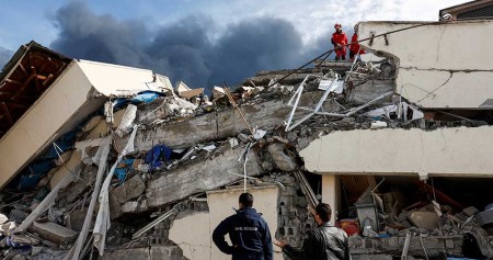Warga mencari korban selamat di unit perawatan intensif rumah sakit negara Iskenderun yang runtuh setelah gempa bumi di Iskenderun, distrik Hatay, Turki, Selasa (7/2/2023). REUTERS/Benoit Tessier