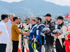 Momen Jokowi Nonton Balapan F1 Powerboat di Danau Toba