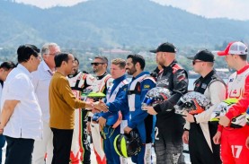 Momen Jokowi Nonton Balapan F1 Powerboat di Danau…