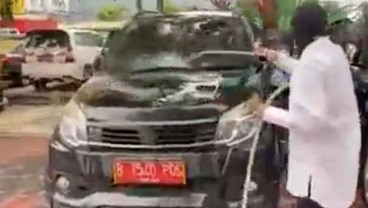 Viral! Mensos Risma Cuci Mobil Plat Merah yang Mati Pajak