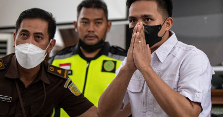 https://www.bisnis.com/topic/54377/Ferdy-Sambo. Terdakwa kasus pembunuhan berencana Brigadir Yosua Hutabarat, Richard Eliezer (kanan) alias Bharada E / ANTARA FOTO/Sigid Kurniawan/hp.