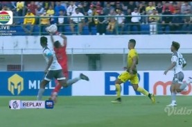 Video Blunder Aneh Kiper Persib Teja Paku Alam, Tepis…