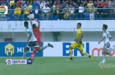 Video Blunder Aneh Kiper Persib Teja Paku Alam, Tepis Bola Jauh di Luar Kotak Penalti