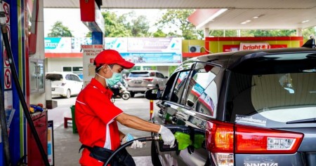 Petugas melakukan pengisian BBM di salah satu SPBU milik Pertamina di Sumsel. istimewa