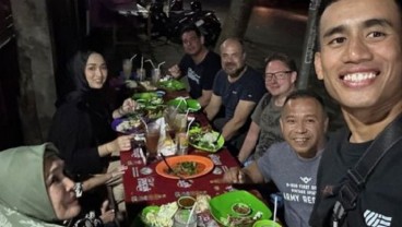 Jelang WSBK Mandalika, Pembalap Malaysia Asyik Makan Pecel Lele di Pinggir Jalan
