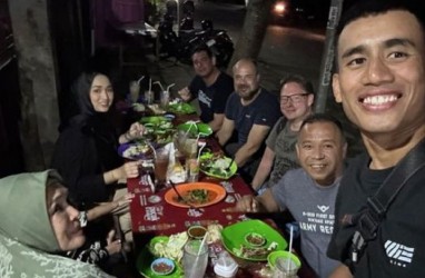 Jelang WSBK Mandalika, Pembalap Malaysia Asyik Makan Pecel Lele di Pinggir Jalan