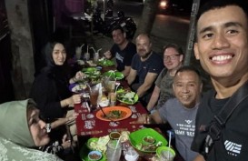 Jelang WSBK Mandalika, Pembalap Malaysia Asyik Makan Pecel Lele di Pinggir Jalan