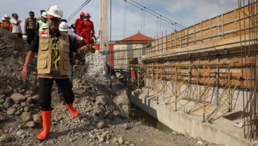 Jalur Pati-Rembang Macet Parah Akibat Pengerjaan Jembatan Juwana