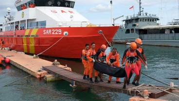 Tim SAR Bali Mengevakuasi Korban Tenggelamnya Kapal Motor Linggar Petak 89