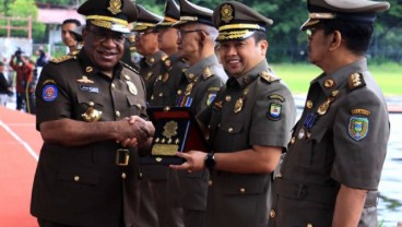 Wali Kota Tangerang Raih Penghargaan Bhakti Satpol PP dari Kemendagri
