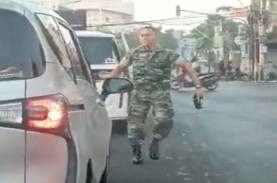 Viral Pria Diduga TNI Ancam Pengguna Jalan Pakai Senjata…