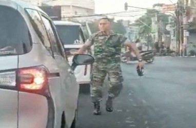Viral Pria Diduga TNI Ancam Pengguna Jalan Pakai Senjata Tajam, Netizen: Kejam di Kota, Takut di Hutan